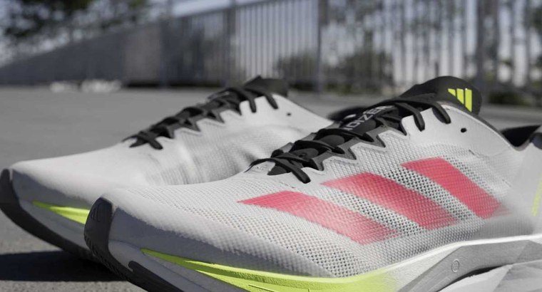 adidas Adizero Boston 12 patike za trčanje bele sa roze prugama i lime međuđonom