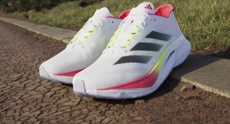 adidas Adizero Boston 12 patike za trčanje bele sa crnim prugama i roze detaljima