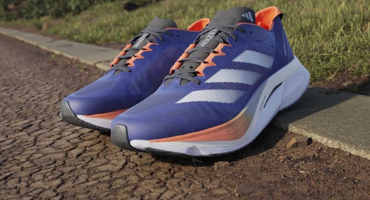 adidas Adizero Boston 12 patike za trčanje plave sa belim prugama i narandžastim detaljima